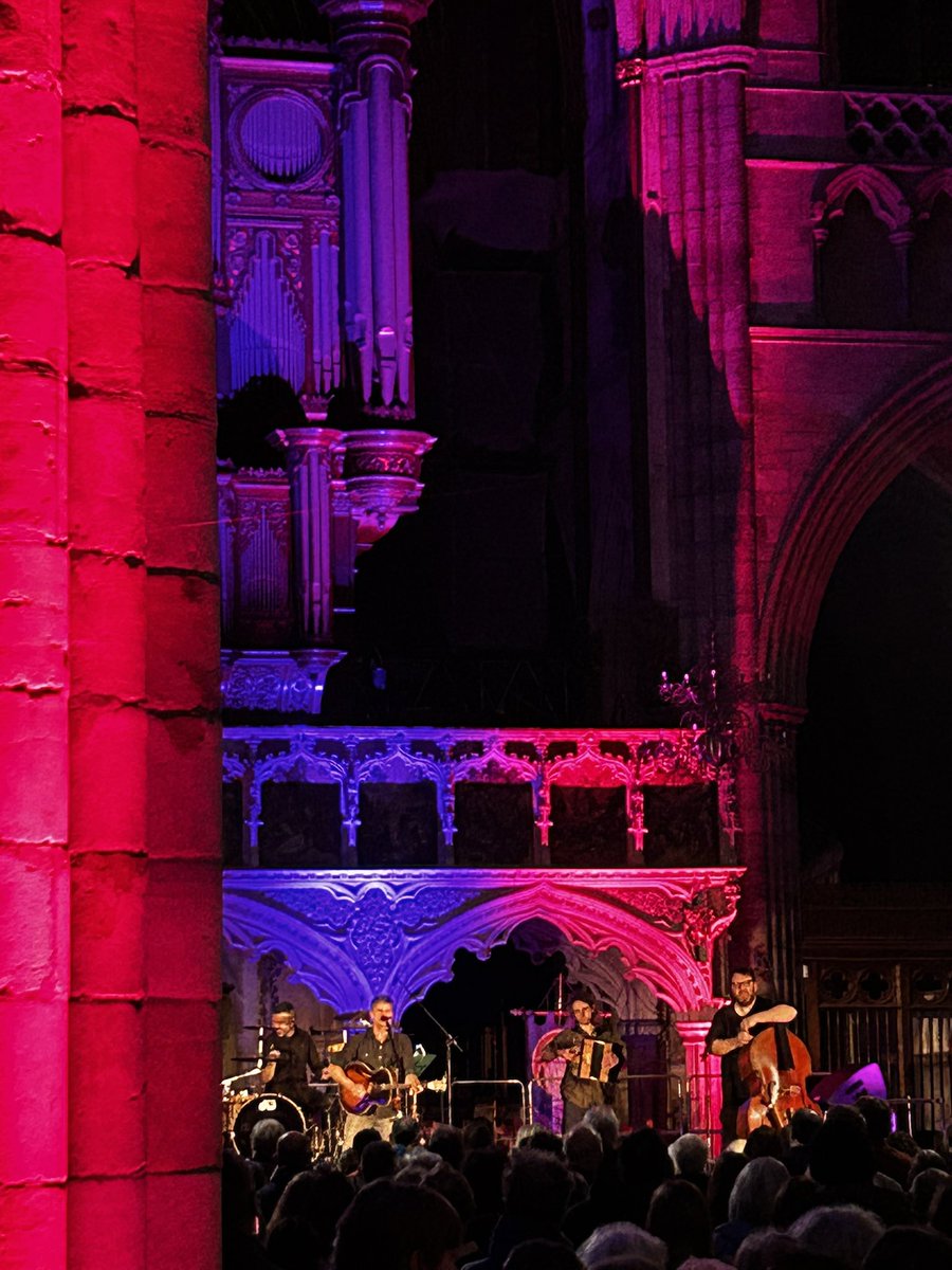 BattyBattsPZ's tweet photo. @SethLakemanNews @ExeterCathedral last night 🎻 under @lukejerram 🌖! Amazing! https://t.co/5DVkOpY07H