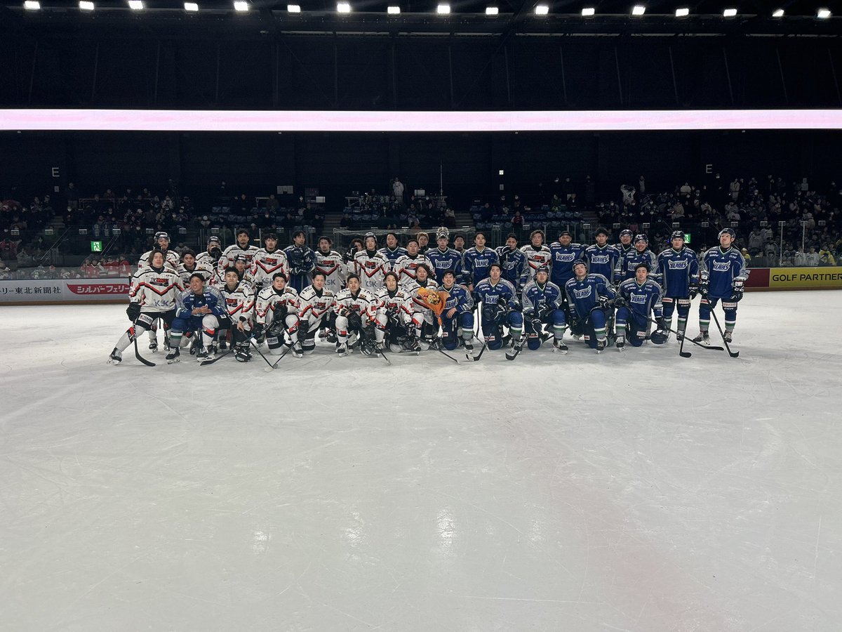 NIKKOICEBUCKS's tweet image. 今シーズンをもって現役引退を発表されました
#東北フリーブレイズ 
#田中健太郎 選手へチームより花束をお送りさせていただきました💐

これからも #バックスファミリー 🫎
残りのシーズンも頑張ってください‼️

#アイスバックス
#アイスホッケー
#ケニー