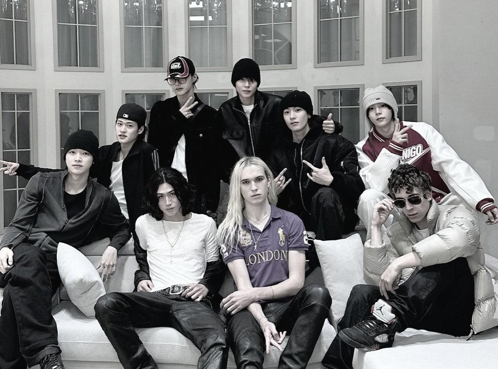 우리가 누구? The team that brings the heat, the grind, and the wins. 같이 갈 사람 있어?