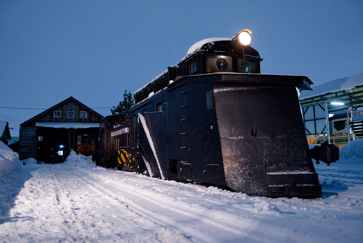 m_syunei's tweet photo. 津軽地方の守護神、除雪車キ100

津軽鉄道所属のキ101も、弘南鉄道所属のキ104もこの全国的な大寒波+大雪の中で毎日フル稼働！！

...と言いたいのですが、この写真は先日のフォトランと撮影会。
かなり雪が降っていたので、実質これがラッセル本務でしょう。笑 https://t.co/sZqyg3HtL4