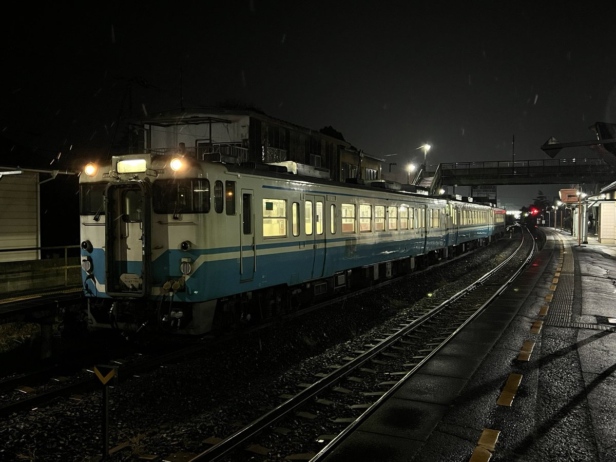 222tamatama's tweet photo. 高松1833発徳島（2109着） #363D 普通列車で終点まで向かってます。
編成は徳島方からキハ47 177＋キハ40 2107＋キハ40 2148でキハ47 177 に乗車です。
讃岐白鳥で撮影タイムです。
雨がみぞれに変わりました😵
#国鉄型車両
#キハ47
#キハ40
#JR四国
#四国再発見早トクきっぷ
#BROS1991 https://t.co/xhjgEaLqNv