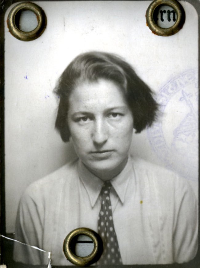 Gisèle Freund nació el 19 de diciembre de 1908 en Berlín, en el seno de una familia judía acomodada. Gracias a su posición, pudo estudiar sociología y arte en la Universidad de Fráncfort, donde se formó bajo la influencia de pensadores como Theodor Adorno y Karl Mannheim.