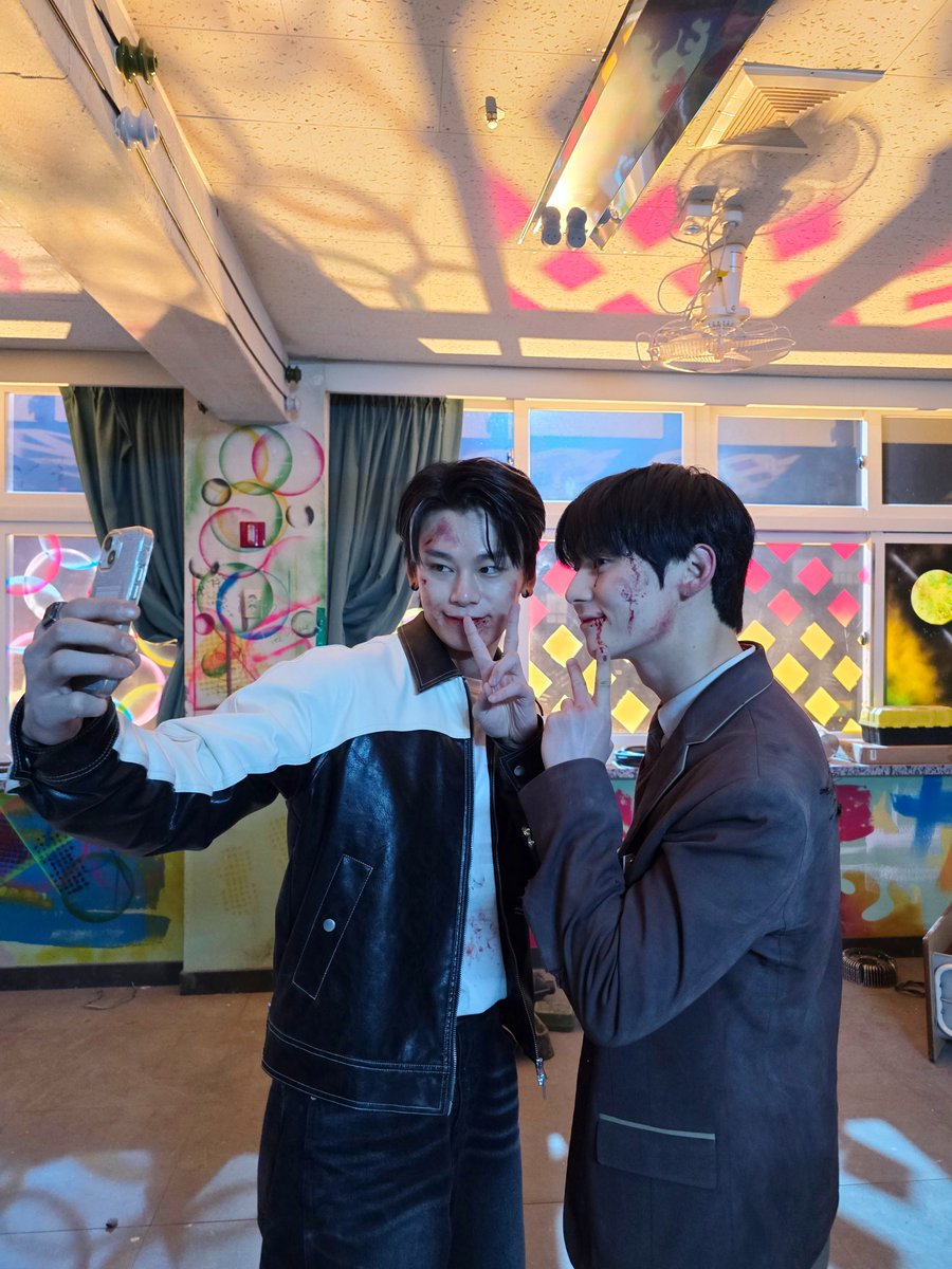 MINHYUN_PLEDIS's tweet image. 유성공고 대신 전해드립니다 🍑

오늘도 스터디그룹 열공 중인 학우분들께
시력이 좋아지는 사진 공유합니다 📸

안경 없이 분장한 가민이와
한울이와 다정하게 사진 찍는 가민이 ✨
나... 유성공고 입학 잘한 것 같아 😇

#황민현 #HWANGMINHYUN
#스터디그룹 #STUDYGROUP