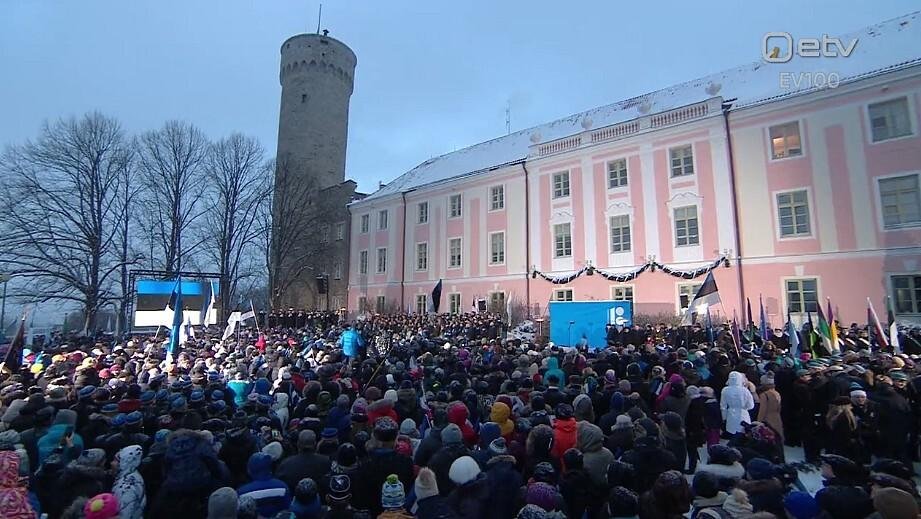 🌅🇪🇪Tomorrow at sunrise (7:33am), I will gather w/ 1000s of Estonians to celebrate the 107th anniversary of our Independence as 🔵⚫️⚪️flag is raised over Toompea. 
<a href="/JDVance/">JD Vance</a> asked if Europe still shares America's love of freedom. Here's the story of the world's freest country 🧵