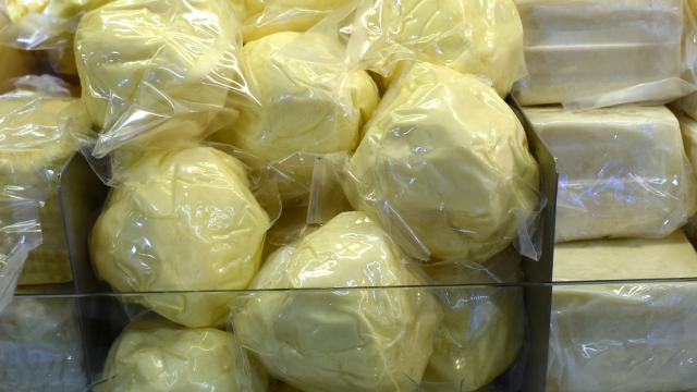 Türkiye'de rekor tereyağı üretimi: 100 bin tonu aştı

Avrupa'da maliyetler ve üretim yetersizliği nedeniyle fiyatları hızla artan ve satış kısıtlaması uygulanan tereyağında Türkiye geçen yıl 100 bin tonu aşkın üretimle rekor kırdı.

<a href="/trthaber/">TRT HABER</a>