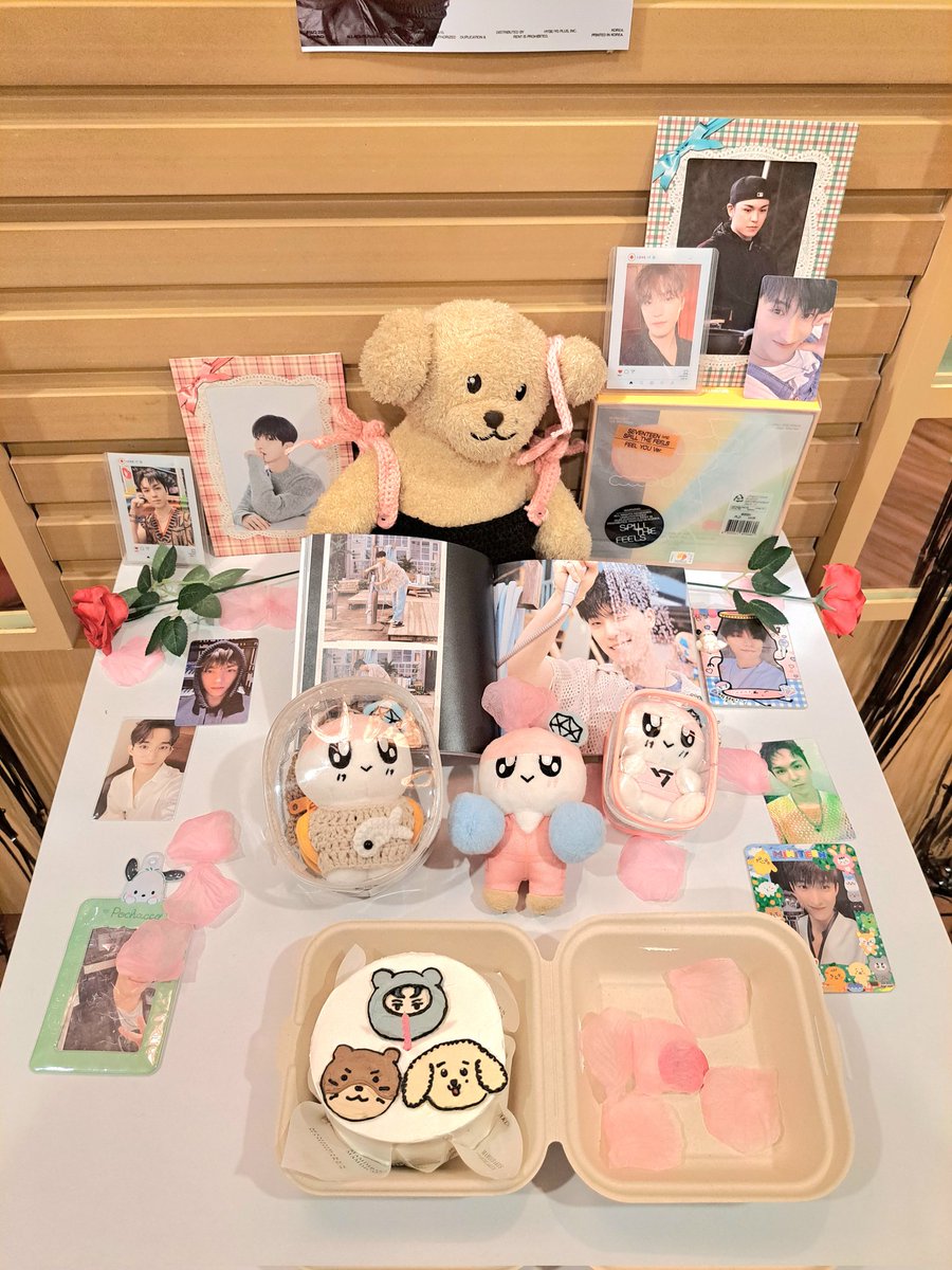 cherrybbuny's tweet photo. 🌹♥️ happy bday nodi, kyeom, nonie ♥️🌹
makasih udah ngadain event bday februari boy kak @mina9yu_k dan @racchimoon 🫶.
#ValebruaryBirthdayPartyEvent #DinoDay #DKDay #VernonDay https://t.co/aTZf1HHTSO