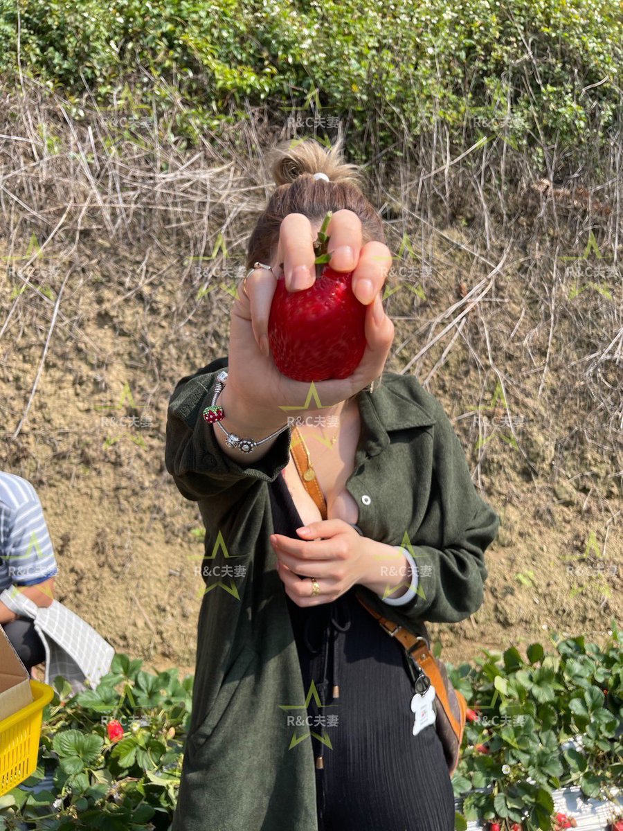老公你看這顆草莓🍓大不大