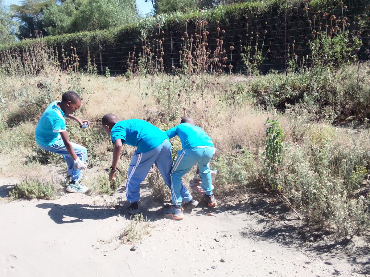 Our environment is our responsibility, and by nurturing young minds to care for it, we’re creating lasting change! Huge thanks to St. Antony of Padua DCK School for joining the Hell's Gate National Park team in this impactful cleanup initiative. 
Every small action counts—let’s