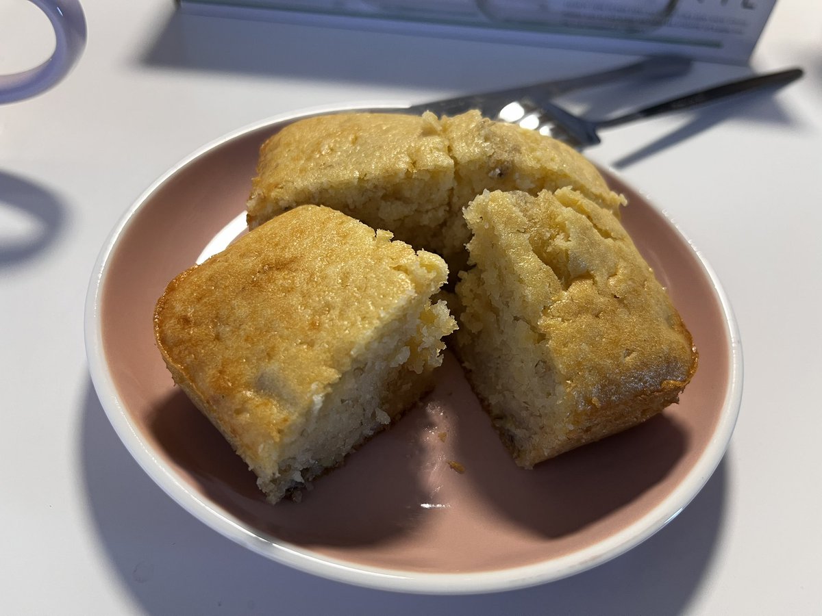 ten_tem_gnk's tweet photo. バナナその���ま食べるのに飽きたらそのままケーキに！！手軽にできるので良いです☺️今回は一つをココアパウダー入れました😏
#バナナマフィン https://t.co/i758DYeTvR