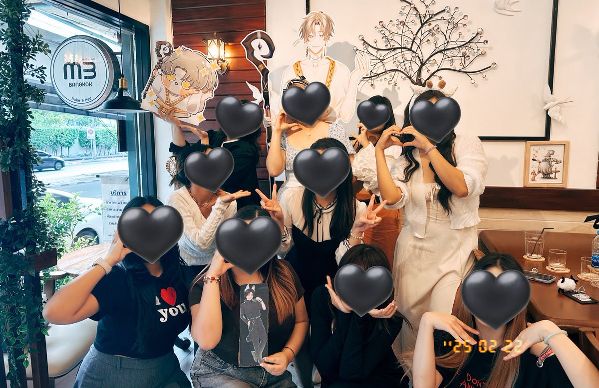 #แบ้กๆของคุณลี

คุณลีคะเรามีอะไรจะเล่าให้ฟังค่ะ 🗣️เรื่องมันตลกมากเลย เมื่อวานออกไปหาข้าวกินแล้วบังเอิญเจอแบ้ก ๆ 11 คนค่ะ! 

คุณนามิก็บังเอิญเอาสแตนดี้ 1:1 คุณลีมา เราก็ติดสแตนดี้อะจ๊ากมา แล้วทุกคนก็พกกอว.มาด้วยค่ะ 🥺🎉 เป็นวันที่น่ารักมากเลยอยากให้บังเอิญมาเจอกันแบบนี้บ่อย ๆนะคะ!