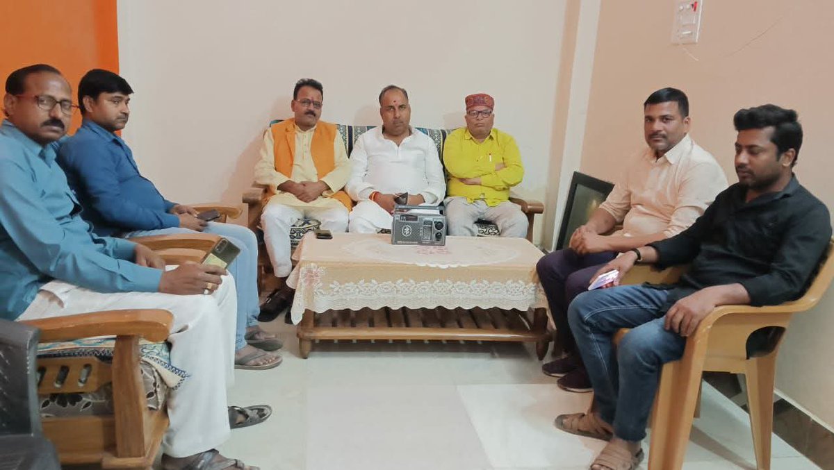 Shubham61613562's tweet photo. माननीय प्रधानमंत्री जी के मन की बात कार्यक्रम को शिवरतन गुप्ता जी के आवास पर सुनते हुए जिसमें चन्दौली जिला महामंत्री श्री उमाशंकर सिंह जी पूर्व मंडल अध्यक्ष राजकुमार गुप्ता जी राजकुमार जायसवाल जी पुल्लर गुप्ता जी इत्यादि लोग थे🙏😍 https://t.co/PqicG3LyOz