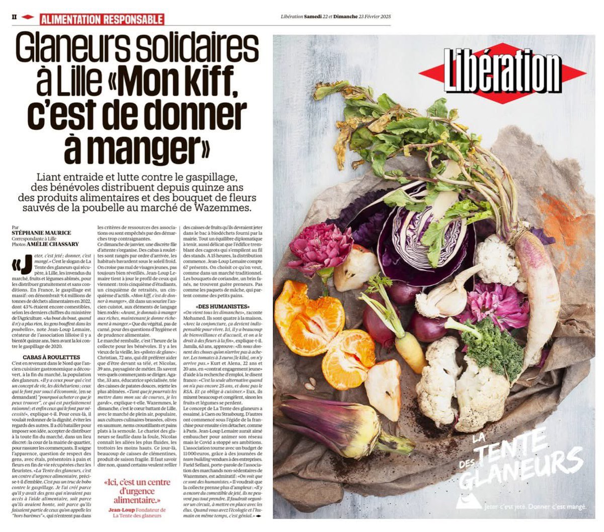 ❇️La Tente des Glaneurs dans Libé ce week-end 📰 
"Liant entraide et lutte contre le gaspillage, des bénévoles distribuent depuis quinze ans des produits alimentaires et des bouquet de fleurs au marché de Wazemmes"🍎🍍🥦🥕🥔🥐🥖💐🌻
#JeterCestJetéDonnerCestMangé 🍽️💚
#Depuis2010