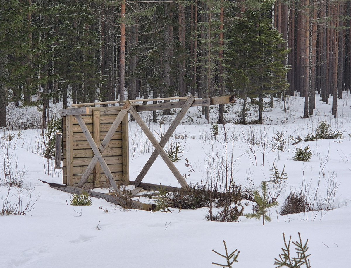 Metsästyksen vastainen isku osui oman hirviseuran maille Iitissä. Sähkölinjalta hajotettiin 8 hirvitornia viikonloppuna. Ei riitä oma ymmärrys tällaiseen toimintaan! Törkeää, tuomittavaa ja ajattelematonta.