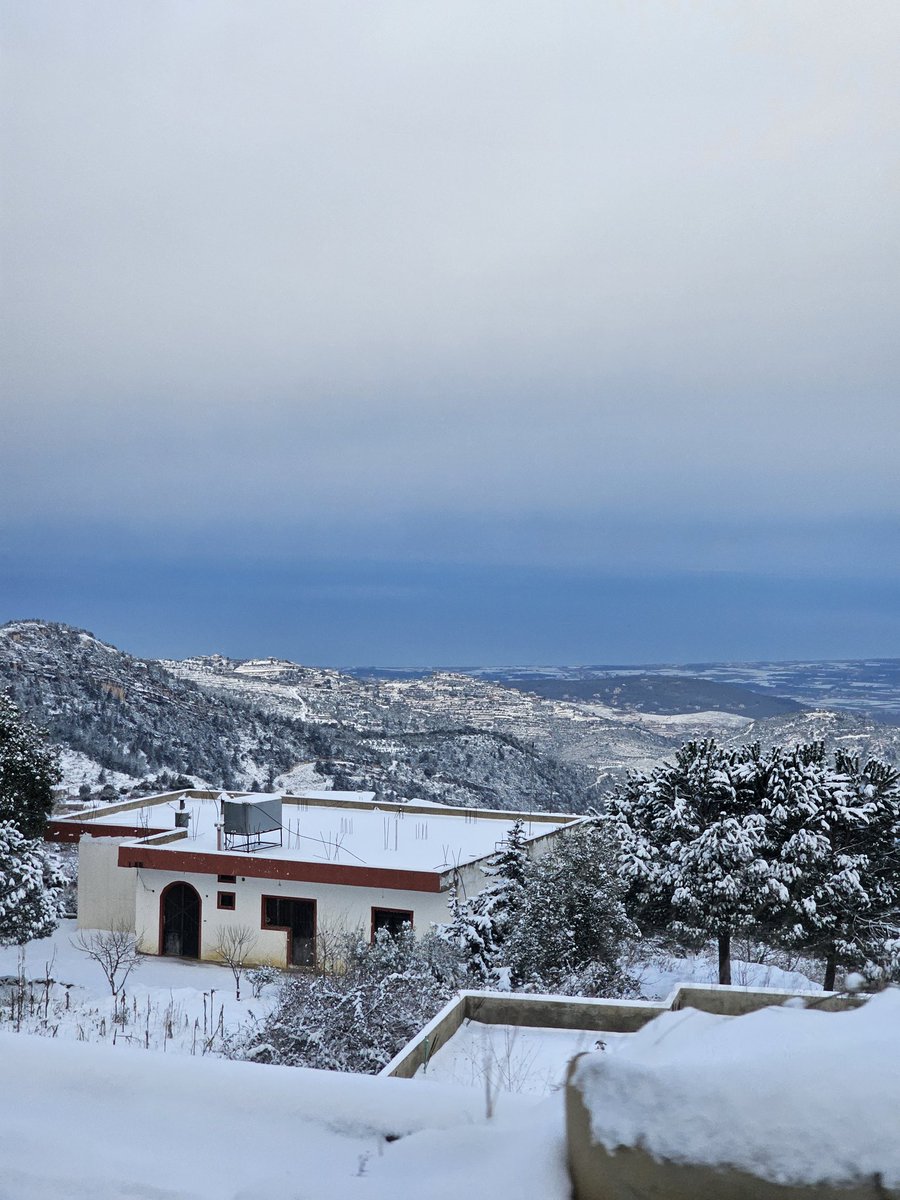 لأول مرة منذ سنوات، الثلج على اعتاب الساحل ! 
#آدم #لبنان #Lebanon
facebook.com/share/p/15ck2y…