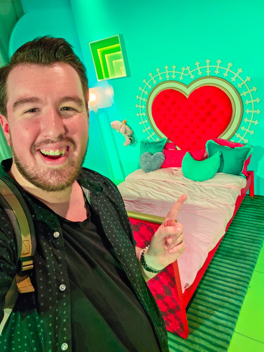 Feeling blessed. ✨️💚

Thanks to <a href="/TheSims/">The Sims</a> &amp; <a href="/ACMI/">ACMI</a> for having me out to stream from #TheSims25 Y2K pop-up in Melbourne!

The coolest campaign I've been involved in hands down. Such a surreal experience. Hoople Borpnah Sims! 🎂🎈 <a href="/sims_anz/">Sims ANZ 🌏</a>