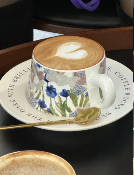 Afternoon tea, a relaxing break from the busy schedule, is a gentle reward for a tired soul.