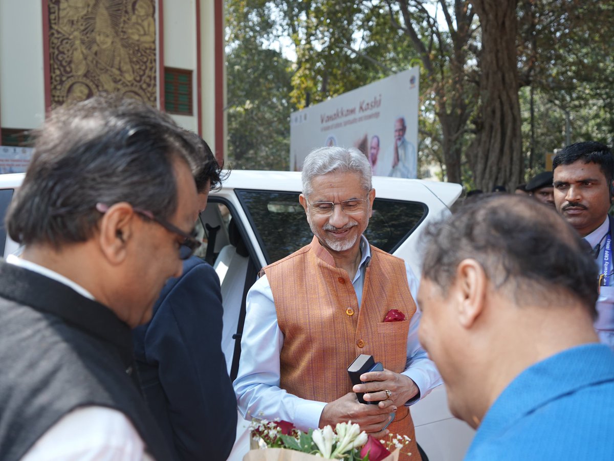 KTSangamam's tweet photo. Honored to welcome India's External Affairs Minister, @DrSJaishankar , at @bhupro during #KashiTamilSangamam 3.0. His presence highlighted the deep-rooted cultural and historical connections between #Kashi and #TamilNadu, reinforcing the spirit of unity and heritage that this event celebrates.

#VanakkamKashi