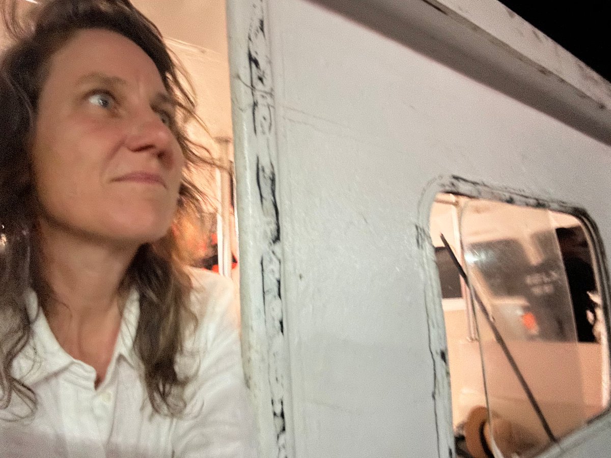 I left #freetown at night, in a ferry across the lagoon. My work has been destroyed. My colleague Joseph Turay fears for his life. There's no press freedom in #sierraleone Thanks for your support! <a href="/RTLnieuws/">RTL Nieuws</a> 
<a href="/ministerBZ/">David van Weel</a>