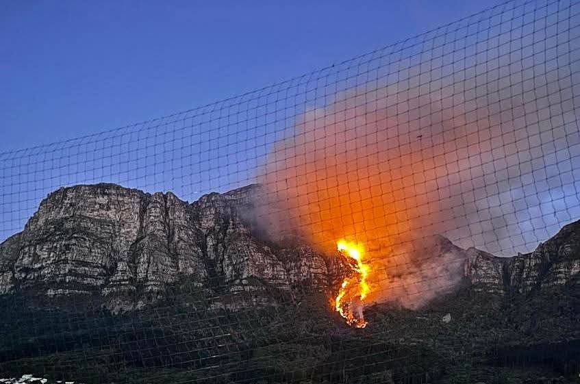 MrCPT's tweet photo. Table Mountain Fire! 🔥

@SANParks has deployed 50 firefighters and 3 helicopters to combat the Newlands blaze above Kirstenbosch that started in the early hours! ⛰️

It is currently burning in an inaccessible area with the chance of spreading. 🥹

#CapeFire https://t.co/rUjlPxiZVb