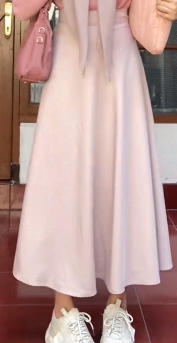 avrieloy's tweet photo. 🌷 brand : HULM
💰 70.000

ini sempet viral‼️ rok lilit 
bisa atur kepanjangan, kelonggaran &amp; style rok sendiri 

non hijab atau hijab bisa pakai
warna beige netral cocok semua oufit🕊️

pict 4 contoh pemakaian tiktok ka cintya

t. want to sell wts preloved skirt baju flare🐇 https://t.co/eiV6WvQAKc