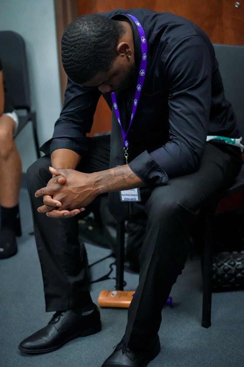 Coach_Marshawn's tweet photo. State Runner Up….accomplished a lot along the way…

“Adversity causes some men to break; others to break records"

⁃COACH Marshawn Hampton The Winningest Coach in Notre Dame Academy HISTORY
See you soon 🔒🐺✌🏾 https://t.co/BQRBdW0PDi