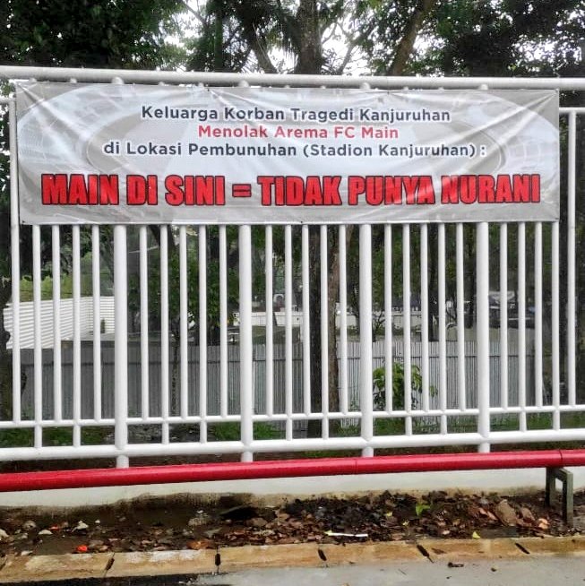Amarah itu terpampang jelas di depan Gate 13 Stadion Kanjuruhan.