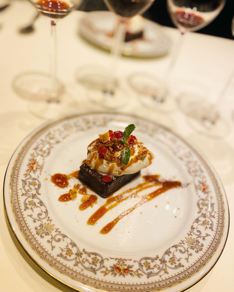 マルゴー70〜80年代飲み比べ。苦難の時代を脱却しその偉大さを知らしめた78は、ドライフルーツや腐葉土に加え、杉や白檀といった香木のニュアンスが印象的。 79は熟成感の中にも凛とした酸が綺麗に存在しマグナムの威力を感じさせてくれます。85は甘美でバランスが良くイメージ通りの洗練された酒質🍷