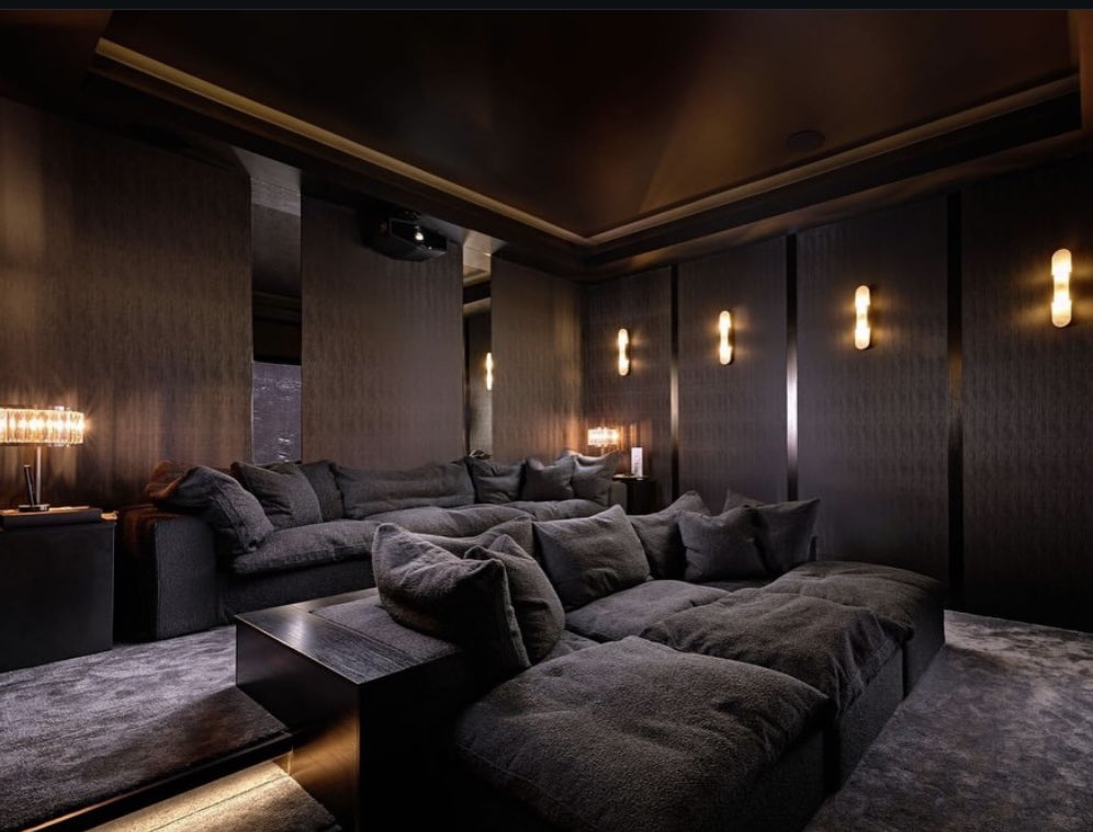 Cre8tiveRooms's tweet image. Good morning and hello, Sunday! Are you taking it easy today or keeping busy? With this setup, what would be your go-to series or film for the perfect watch? 🎥🍿
—
#SundayChills #SundayVibes #HomeTech #HomeTechnology #HomeCinema #CinemaRoom