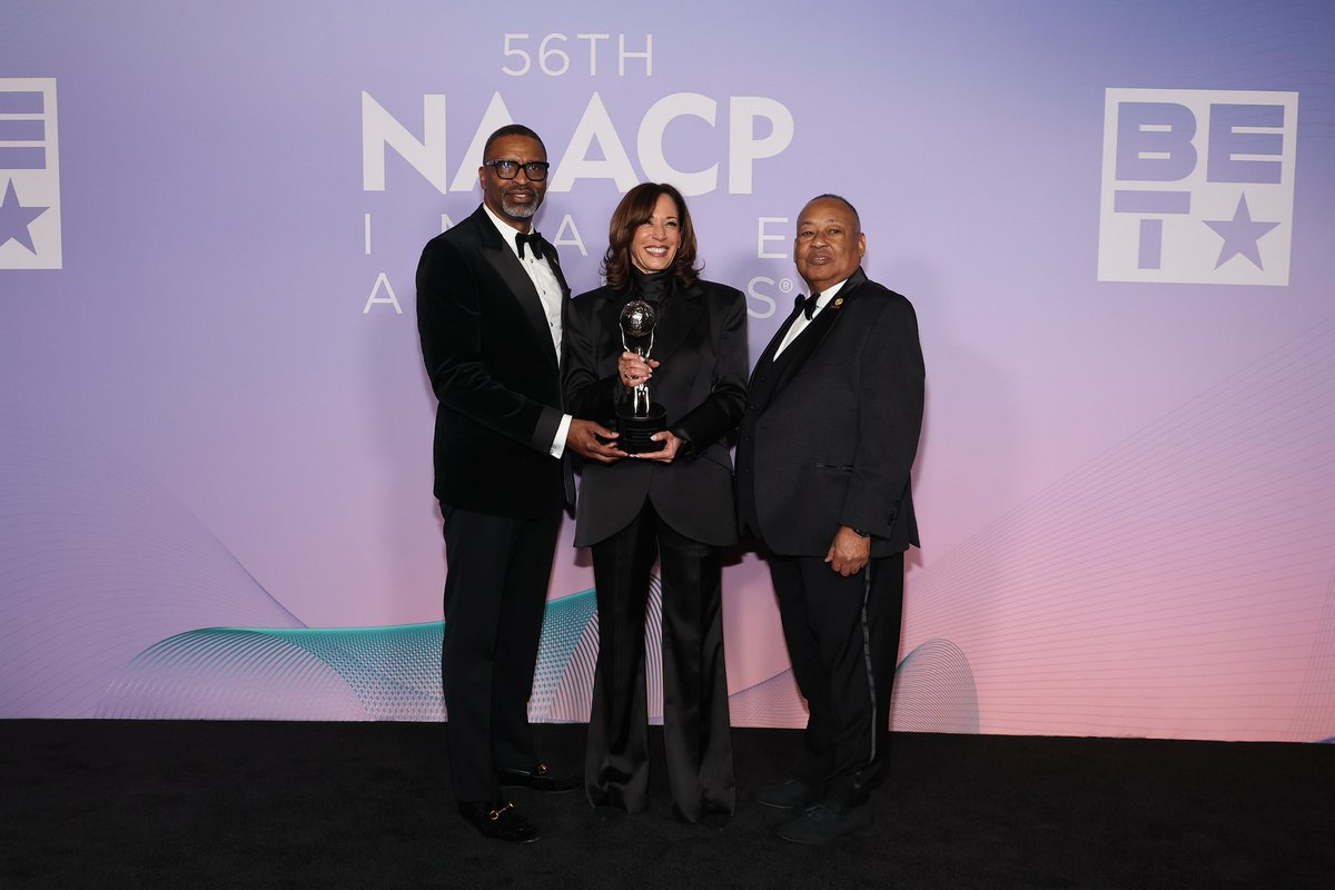 KamalaHarris's tweet image. This evening, I was honored to accept the NAACP’s Chairman’s Award.
I grew up inspired by the work of the NAACP — by all those who took up the fight for justice, equality, and opportunity. Their example is part of the reason I chose a life of public service.
At this moment,…