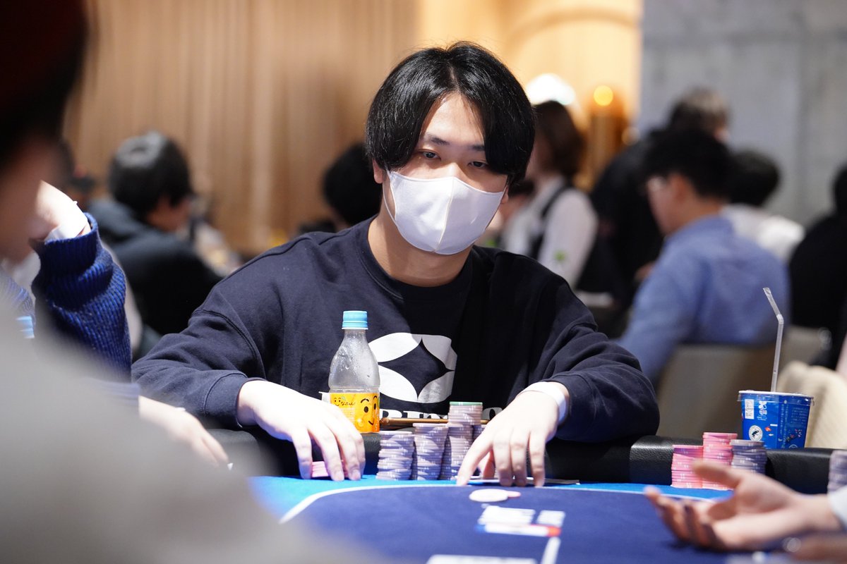 【#2 Main Event Day2】  
#2 Main Event Day2 チップリーダーのご紹介📷
 Chip Leader📷👑

ぴえん/2,445,000

≪Level.19≫  
Blinds 10,000 / 20,000(Ante 20,000)  
Avg. 771,739
Players 44/681    

#THEGOLD 
#北海道 
#J15 
#KMGM 
#ゴールドラッシュ