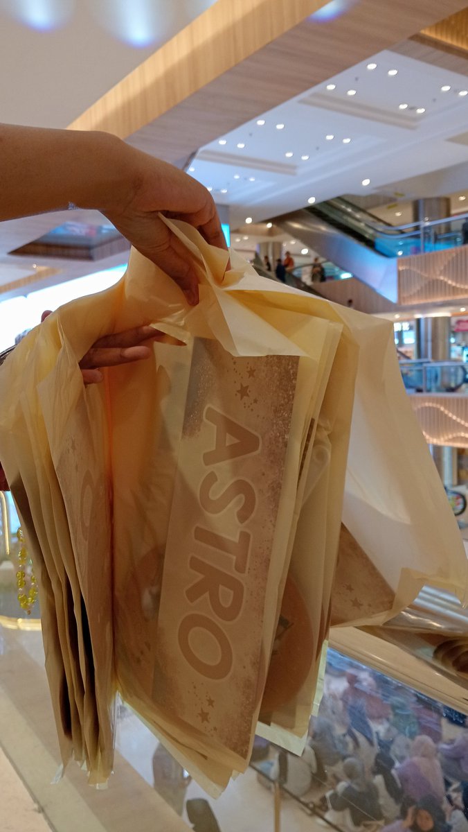 AroHamoproject's tweet photo. AroHamo yang mau freebies event kemarin bisa ke sini yaa, admin kita ada di lantai UG naik 1 lantai dari event 🤗
#Astro9thAnniversary #P9TTERYAstro_Arohamo #Arohamo #Astro #Astroha #Aroha #Hamo #MJ #JINJIN #CHAEUNWOO #MOONBIN #ROCKY #YOONSANHA https://t.co/7RhoXGcB5A