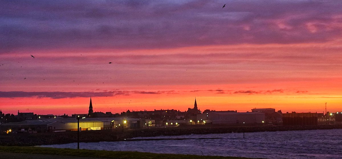 PeterheadLive's tweet image. Beautiful sunrise this morning in #Peterhead. 

#RedSky #SkyonFire #Scotland