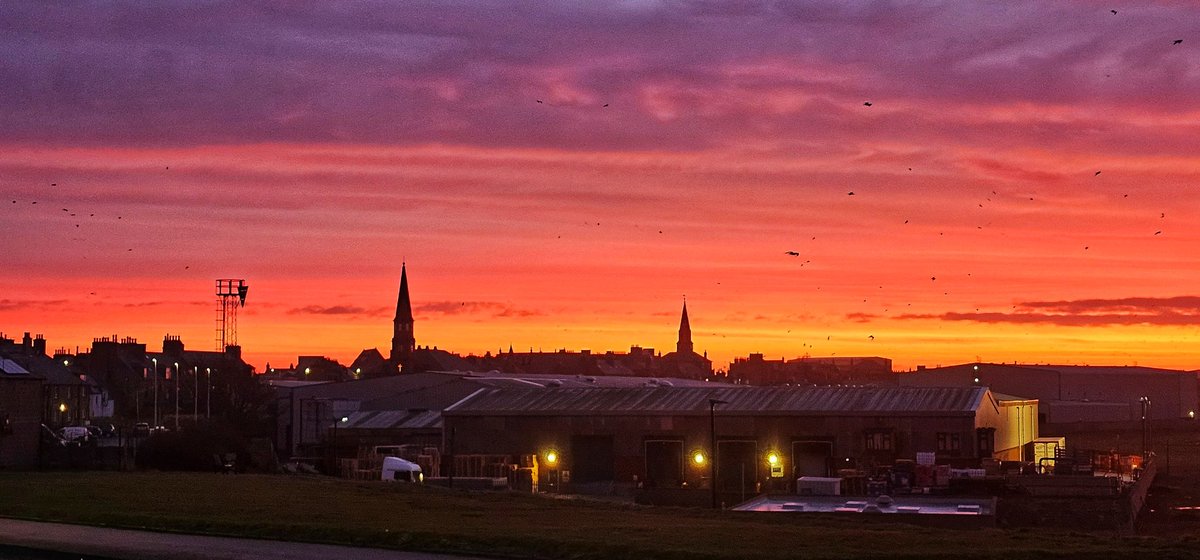 PeterheadLive's tweet image. Beautiful sunrise this morning in #Peterhead. 

#RedSky #SkyonFire #Scotland