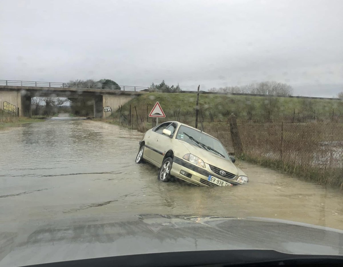 loicspadafora's tweet photo. 🔴 Des automobilistes en difficulté la nuit dernière en Gardonnenque où de nombreuses routes sont encore inondées ce dimanche matin ⚠️ @infoccitanie 

Ici, depuis Saint-Geniès-de-Malgoirès près de l’ancienne Nationale 106. La pluie s’arrête mais les routes restent dangereuses ce dimanche. @InfoRouteGard #Gard #météo #inondations