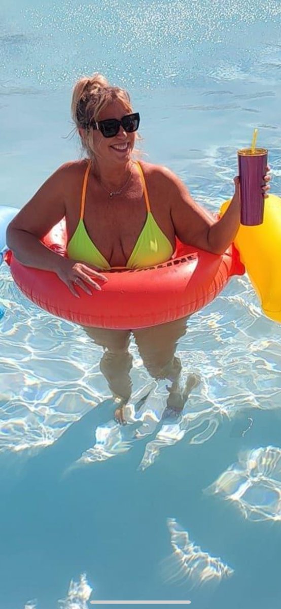 FlossyFarrah's tweet photo. Happy Sunday Fun Day 🥳😎 https://t.co/oOmAQS7c8I