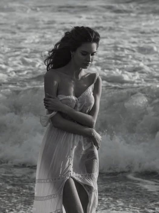 Une femme peut attirer ton regard, te faire fondre.. 
Mais il faut regarder au-delà de la beauté, voir la face cachée.
Tu peux lui faire l'amour mais ne pas vraiment lui appartenir
Une femme n'est pas  qu'un corps à admirer..À caresser
Mais une âme à comprendre
Une âme à aimer