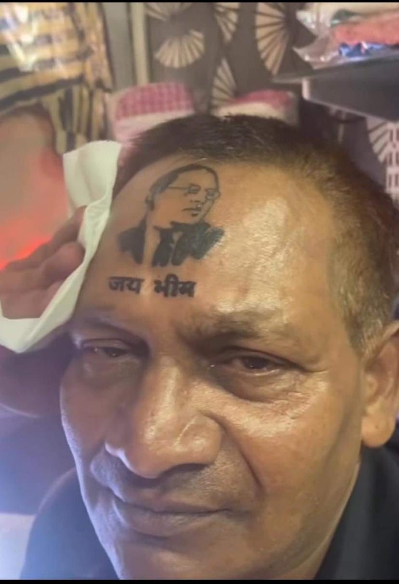 Vishal_aawaj's tweet photo. इस देश में एक विशेष विचारधारा के दो कथन 👇

★ शिखा यानी चोटी रखना ढोंग और पाखण्ड है !
★ माथे पर 'जय भीम' लिखवाना वैज्ञानिकता है !

अब बताइए .. कहे तो कहे क्या ? बोले तो बोले क्या ? https://t.co/fqX26TQVxk