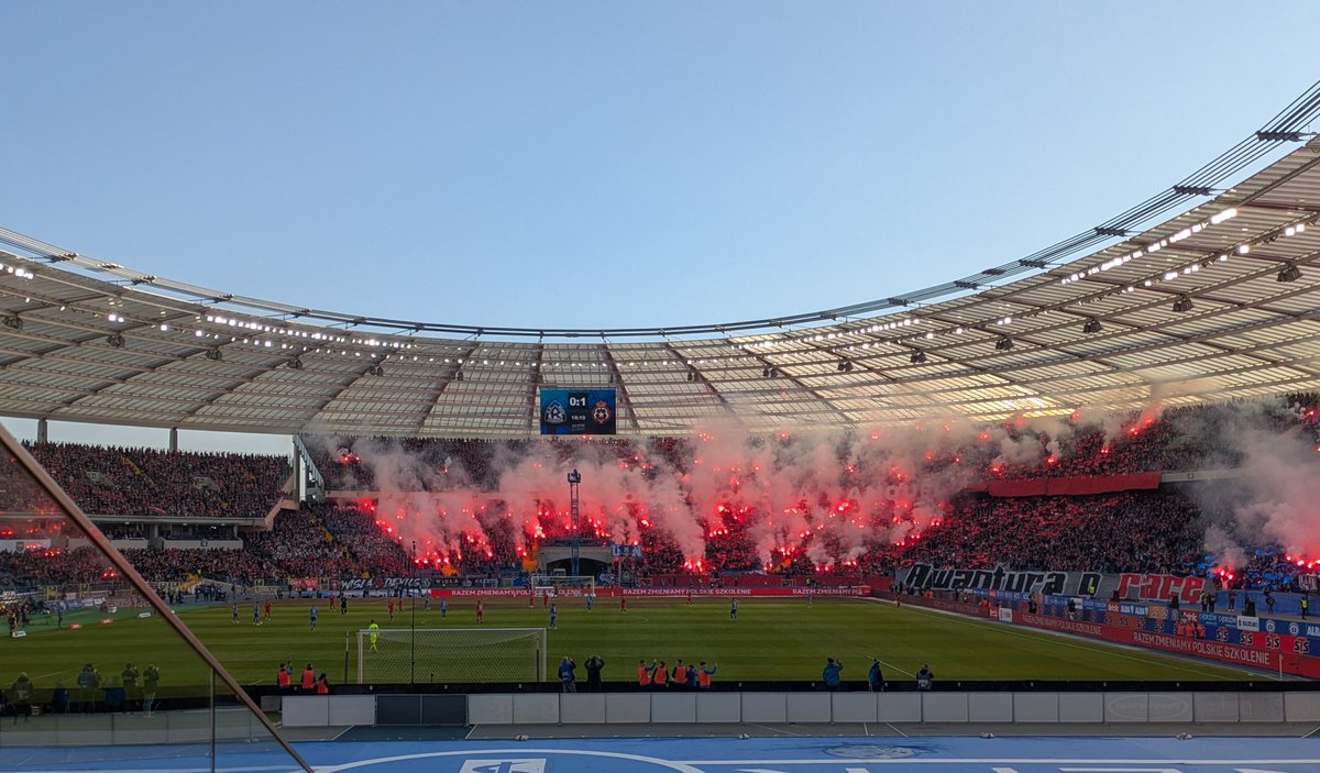 CurvaWanderlust's tweet image. Ruch Chorzow v Wisla Krakow 

Great colours and vibe. 
🇵🇱⚽ #RUCHWISŁA #wisla #ruch