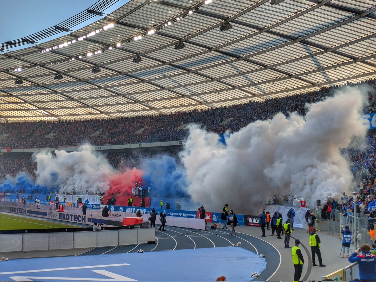 CurvaWanderlust's tweet image. Ruch Chorzow v Wisla Krakow 

Great colours and vibe. 
🇵🇱⚽ #RUCHWISŁA #wisla #ruch