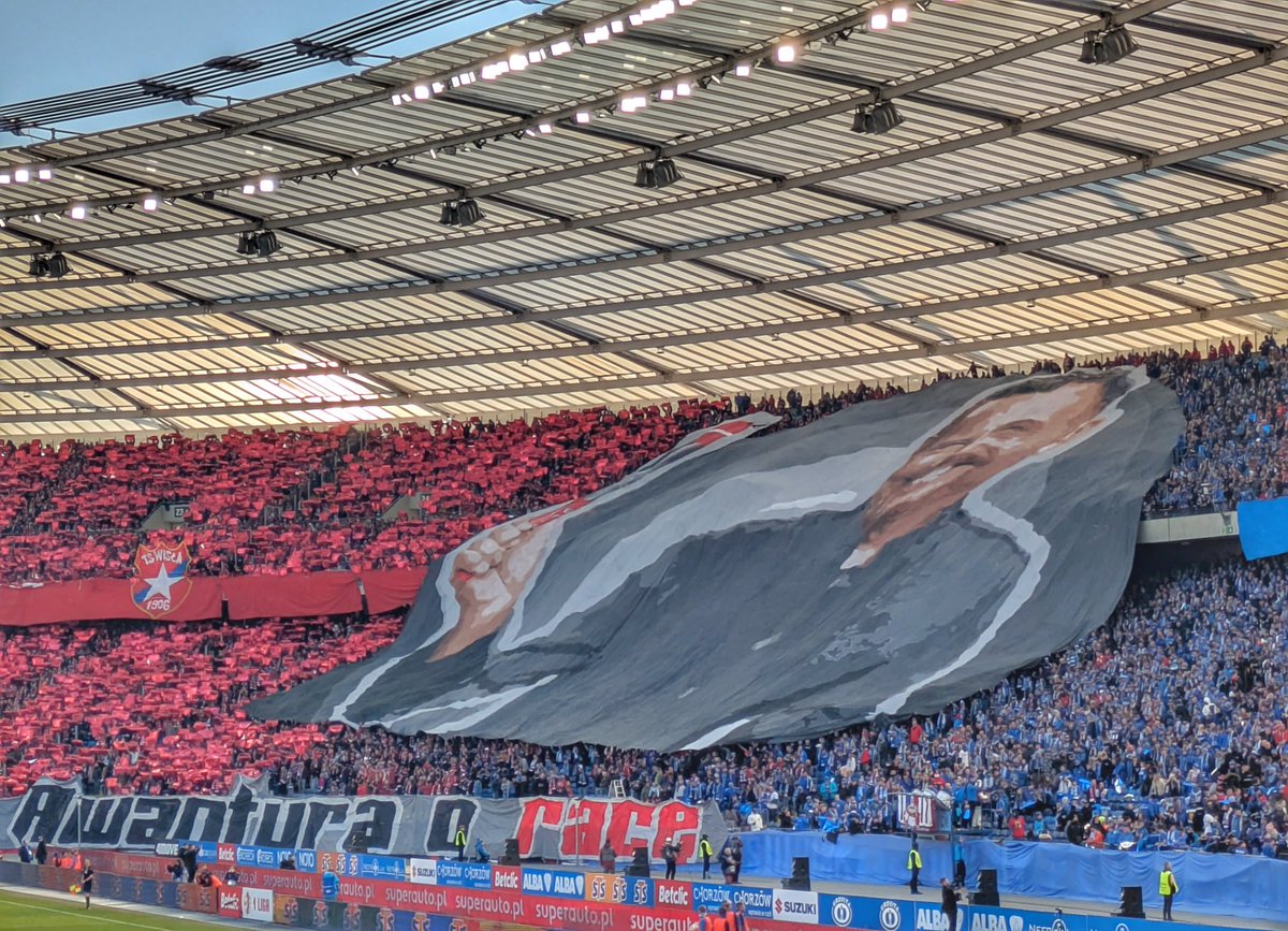 CurvaWanderlust's tweet image. Ruch Chorzow v Wisla Krakow 

Great colours and vibe. 
🇵🇱⚽ #RUCHWISŁA #wisla #ruch