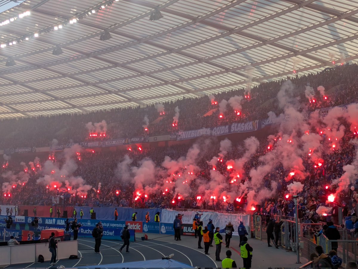 CurvaWanderlust's tweet image. Ruch Chorzow v Wisla Krakow 

Great colours and vibe. 
🇵🇱⚽ #RUCHWISŁA #wisla #ruch