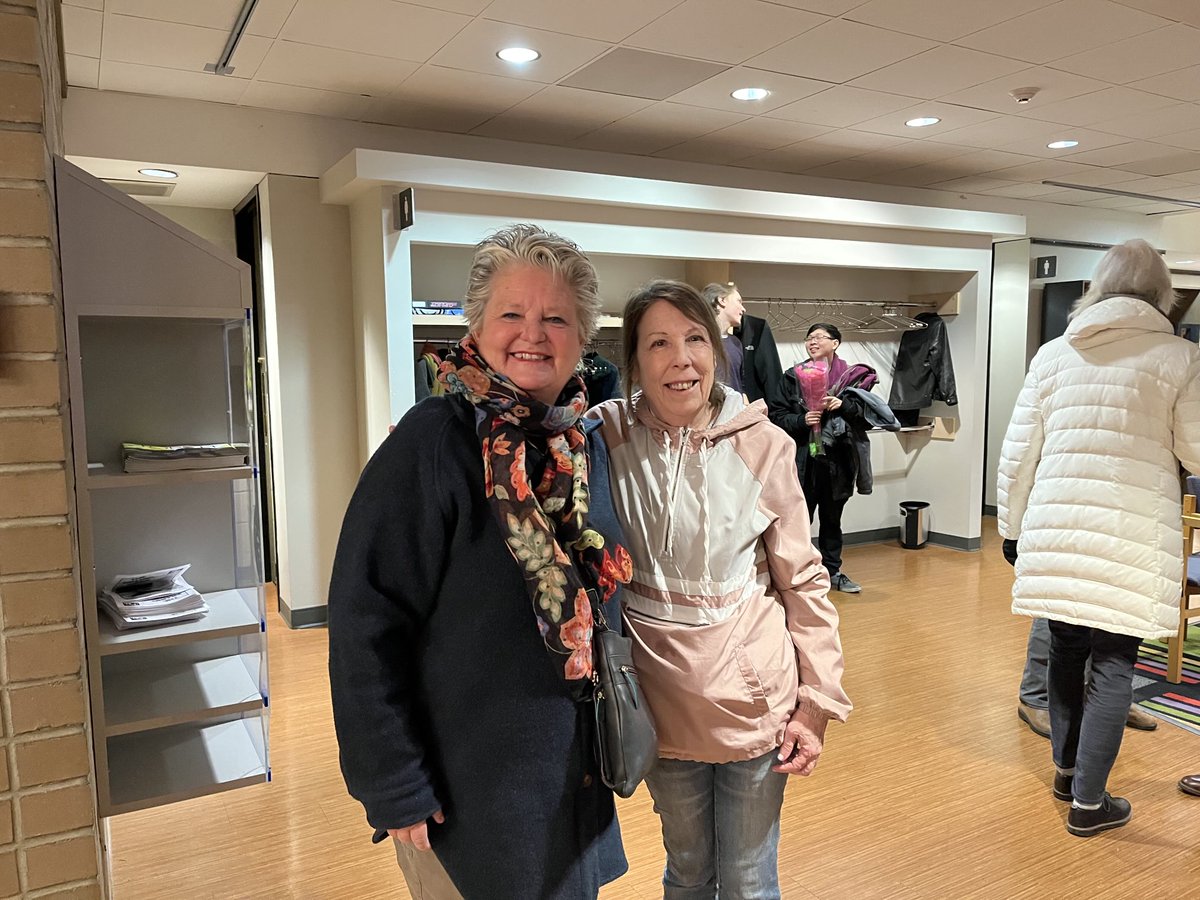 VicArtsMrktg's tweet photo. Sweet reunion tonight with media pal from the past! @tracey_wait. We worked @MondayMag in the 90’s! She is a savvy advertising professional. On our last get-together; some 12 yrs ago… we discussed this social media platform. She introduced me to the label of #MrTwitter! https://t.co/cqFWHsgEk5