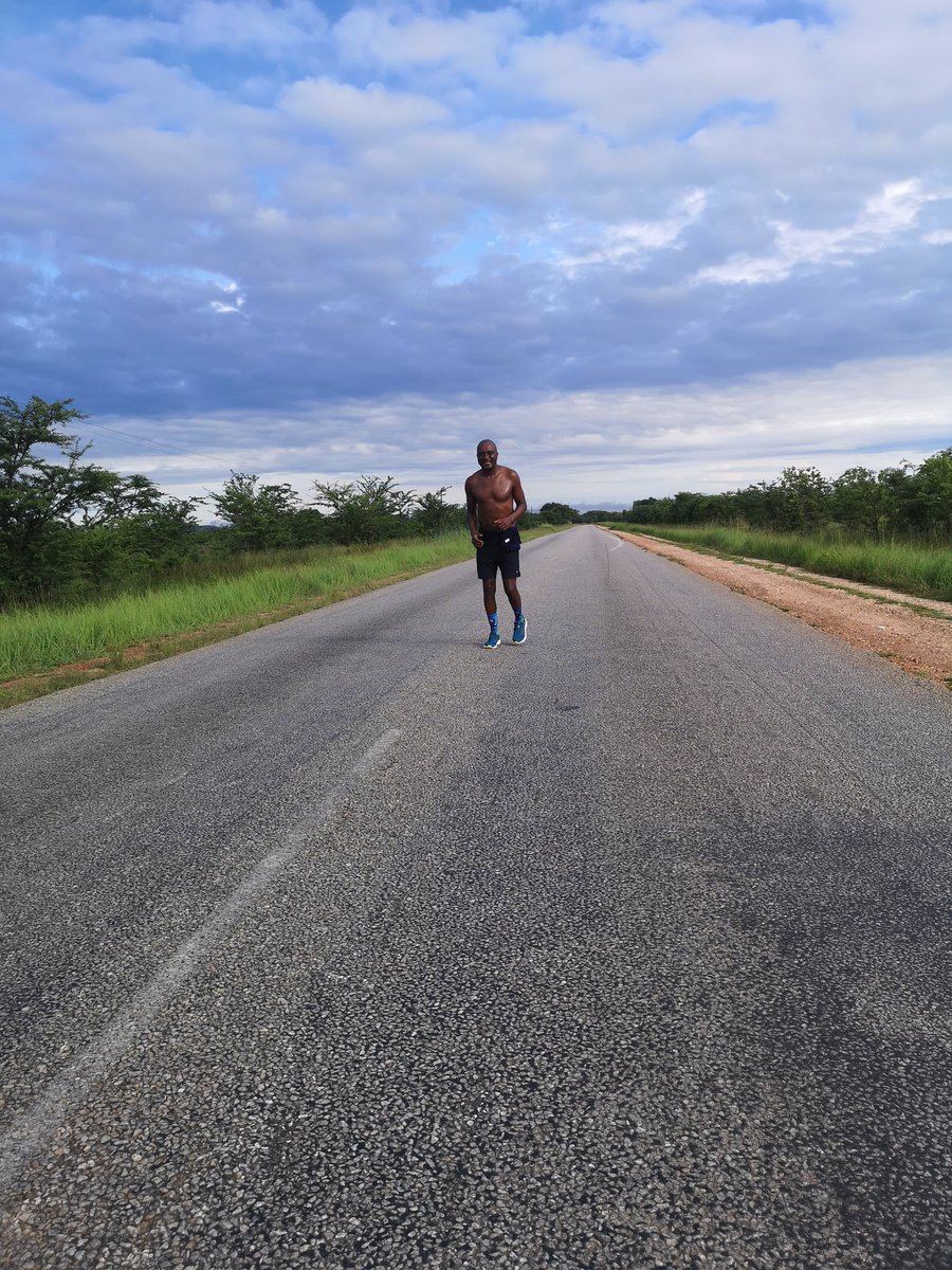 NantapoCarlos's tweet photo. When it's dark, we run!
#RunBorisRun
#FetchYourBody2025 https://t.co/R9cH6SbQgy