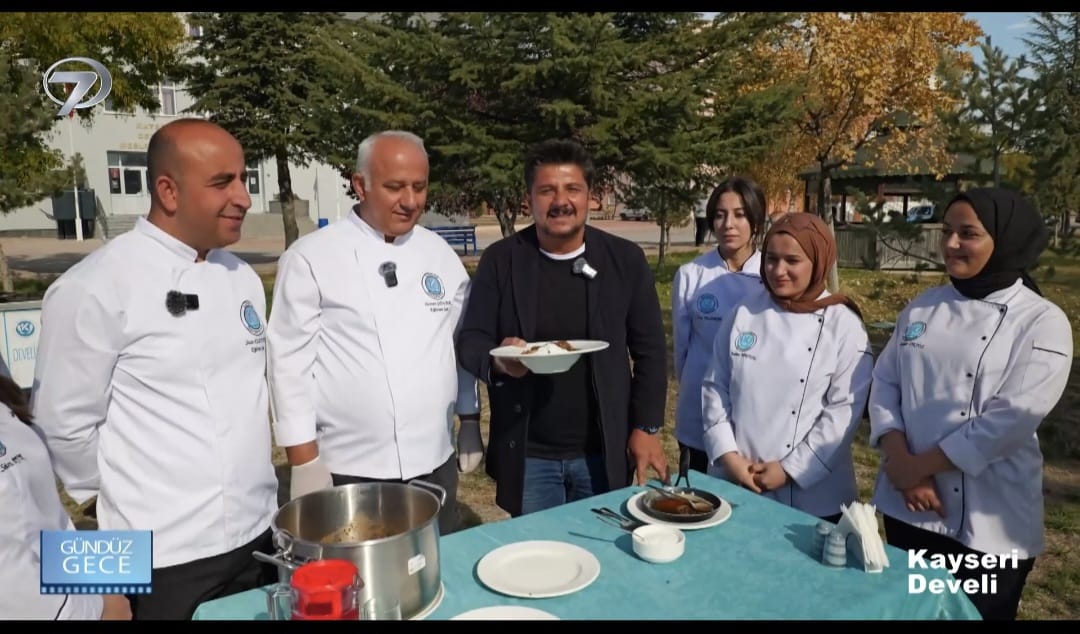 kayudmyo's tweet photo. Develi MYO Aşçılık programımız Kanal 7 de yayınlanan Gündüz Gece programında Üniversitemiz tarafından coğrafi işaret başvurusunda bulunulan Develi'nin yöresel yemeği 'Pırtımpırt' ile patent başvurusu yaptığımız Gilaburu Şerbetinin tanıtımını yapmıştır. @ProfKaramustafa https://t.co/mbUkhi1RGi