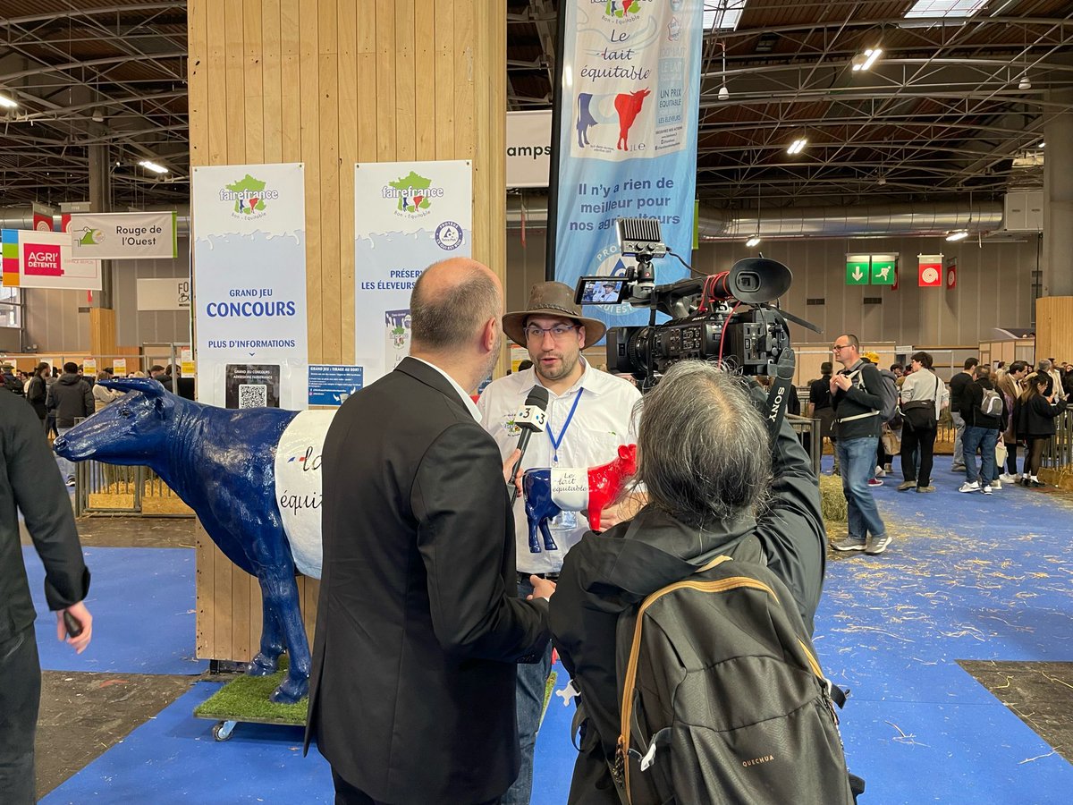 Fairefrance's tweet photo. 🚜✨ Première journée au #SIA2025 ! Sur le stand FaireFrance et Lidl, nos agriculteurs ont échangé avec des consommateurs prêts à nous soutenir. 🇫🇷 Rencontre avec le Président de la République, et déjà +10 candidatures pour notre jeu concours ! Un SIA qui démarre fort ! 💪 https://t.co/YkI1HBnqkD