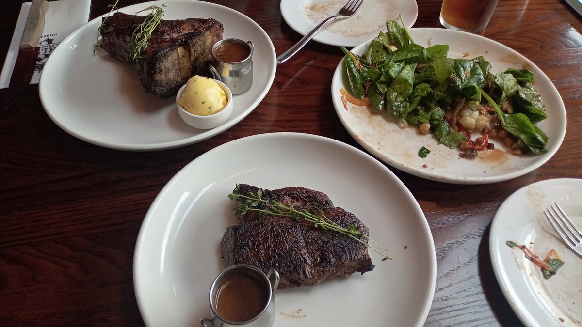 ushikobabyko's tweet photo. カジノで勝ち取った現金を握りしめ、お肉が好きな私達はステーキ屋さんへ🥩
Ｔボーンステーキ800グラムと和牛400グラムをたいらげ🐂、近くにあったデザートのお店をハシゴしお腹が膨れてもう動けなーい😆🎵な一日でした✨
さて、明日は観光ができる最終日になります。
#CARLTONSTEAK
#StrawberryFare https://t.co/yoy78VYVrd