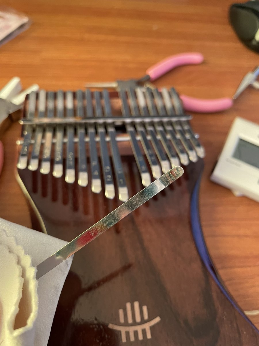 購入してから不具合が殆どなかった1番使ってるカリンバ、最近ビズ音が気になるキーがあったので取り外し、経年のキーの曲がりを直して調整した◎
購入して3年経つのでキー裏のサビ(くもり？)とか隙間の埃とか気になるので時間ある時に綺麗にしてあげたいね