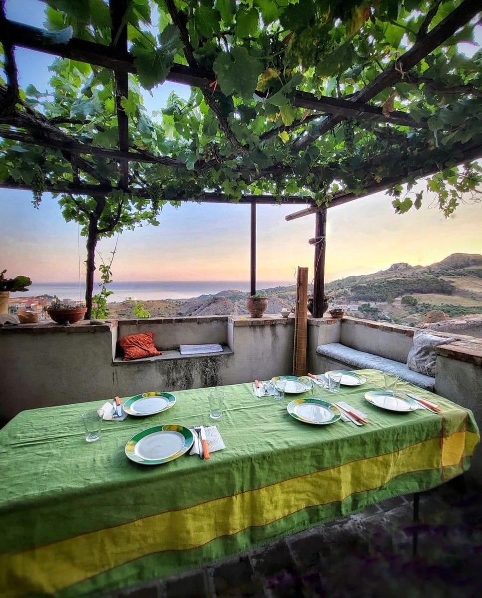 Buongiorno e buona Domenica dalla Calabria grecanica.

Pentidattilo, Melito Porto Salvo, Reggio Calabria... La tavola è preparata!