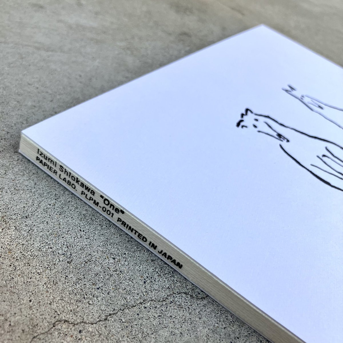 tabanerubooks's tweet image. 塩川いづみ作品集『One』が入荷しました。

2024年にGALLERY CRASKAで開催された塩川いづみの展覧会『One』の展示作品に新たに2点加えた31点のイラストレーションが収録された作品集。

出版はオリジナルの紙もの雑貨の製作、セレクトを行っているPAPIER LABOの出版部門〈PLPM〉から