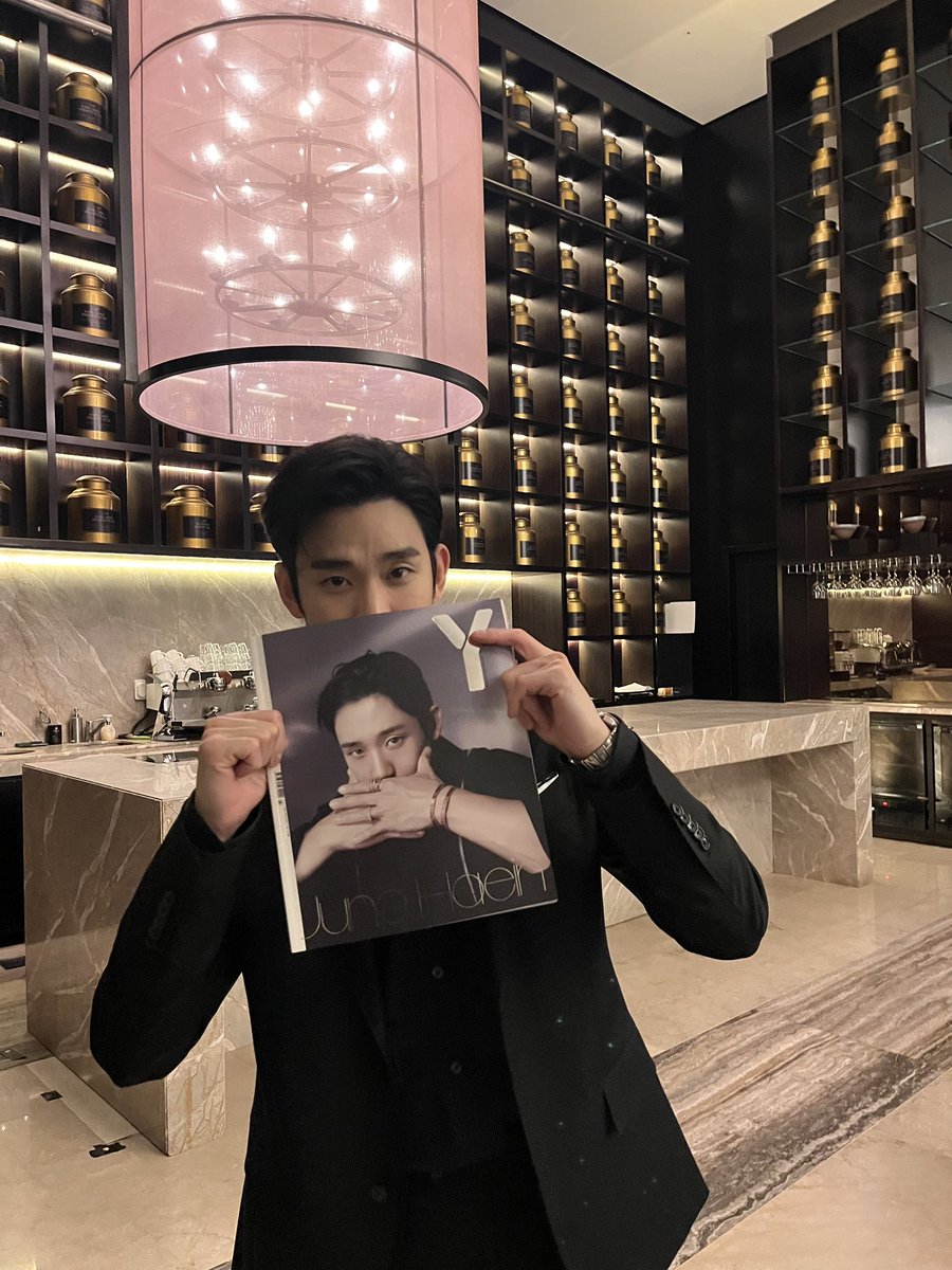 아 미친  
김수맨씨 정해인 잡지 들고
똑같은 포즈로 사진띡으심